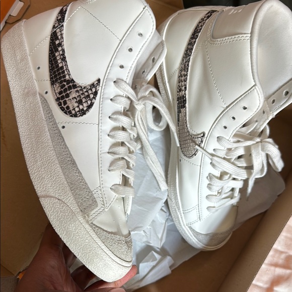 Nike Women's White Snake Pattern Blazer High-Tops - Picture 2 of 5